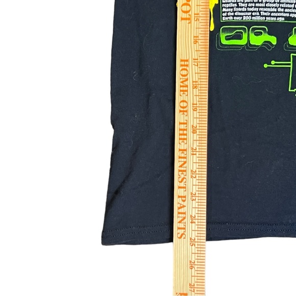 Feels So Good | The Queen Black Graphic Tee Shirt Size Medium - Picture 5 of 7